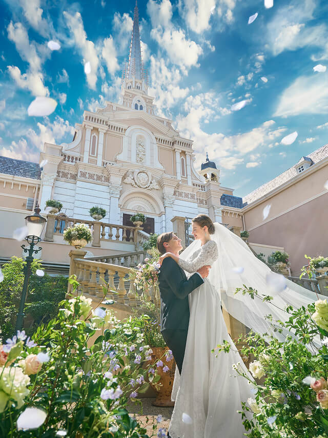 大聖堂のセントラル広場で祝福のフラワーシャワー