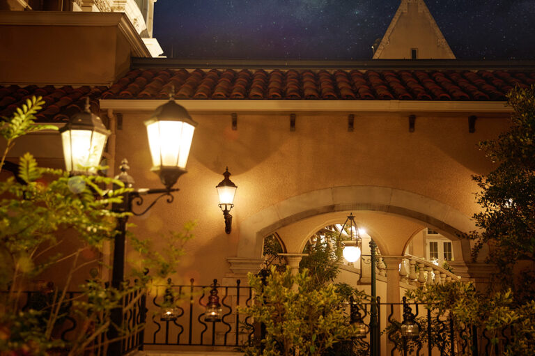 南フランスの夜を感じさせる本格洋館