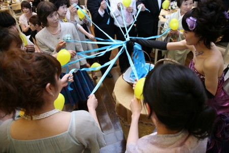 結婚式　ゲスト　紐　引っ張る