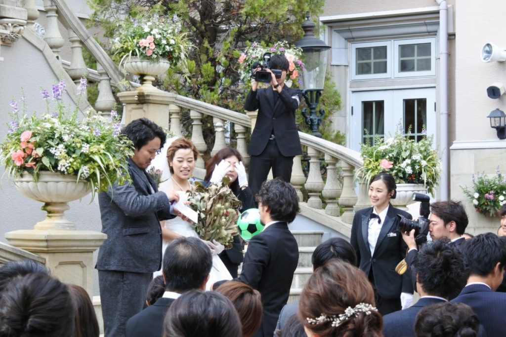 結婚式は女性のものだけじゃない！？男性ゲストに向けた“○○トス”