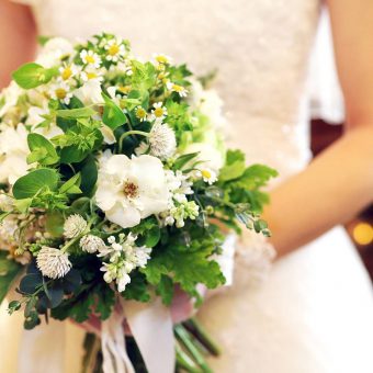 「愛の象徴、バラのサプライズ：結婚式を彩る特別な瞬間」